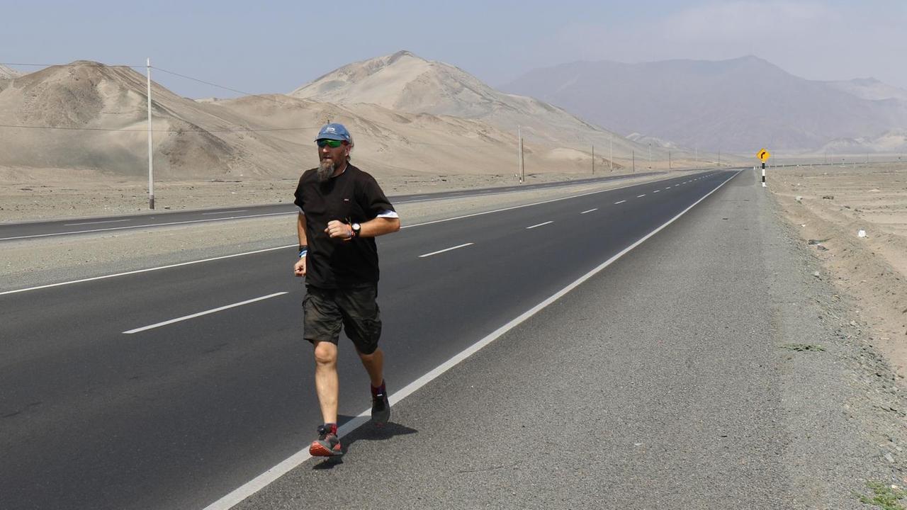 Robby Clemens beim Laufen durch die Wüste Atacama. Robby Clemens beim Laufen durch die Wüste Atacama.