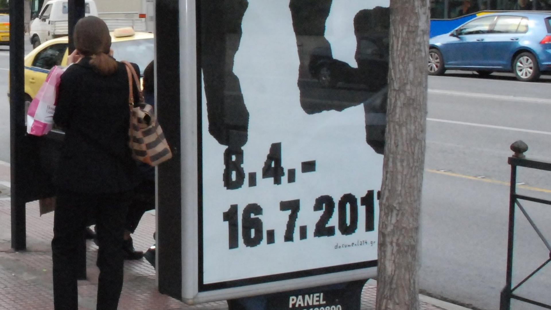 Werbung für die internationale Kunstausstellung documenta 14 an einer Bushaltestelle in Athen, aufgenommen am 03.04.2017.