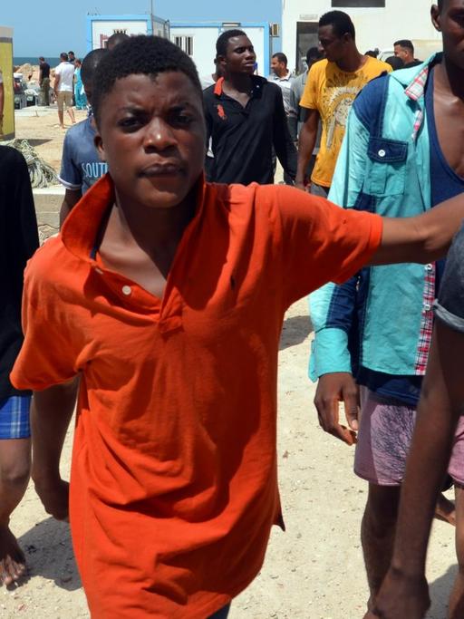 Migranten aus Subsahara-Afrika kommen im Hafen der tunesischen Stadt Ben Guerdane an, nachdem sie von der tunesischen Küstenwache aus dem Mittelmeer vor Libyen gerettet wurden