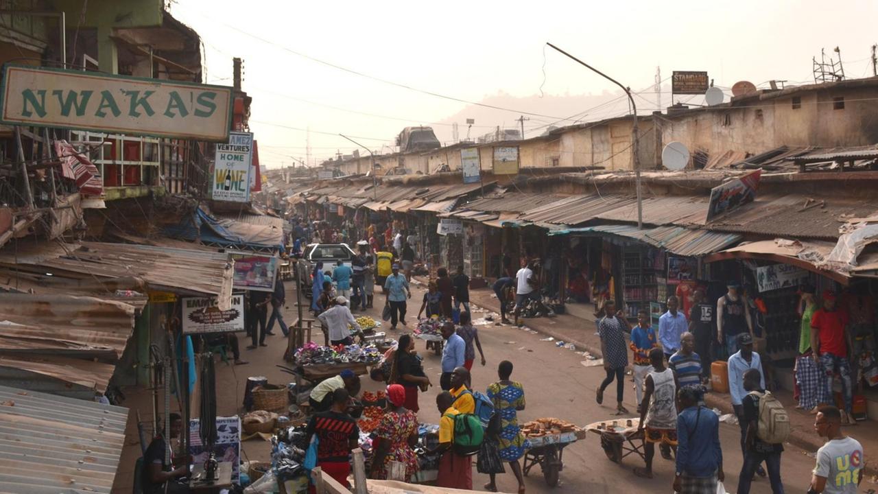 Händler auf dem Railway Ogbete Markt in Enugu im Südosten Nigerias - 1967 die erste Hauptstadt von Biafra. Händler auf dem Railway Ogbete Markt in Enugu im Südosten Nigerias - 1967 die erste Hauptstadt von Biafra.