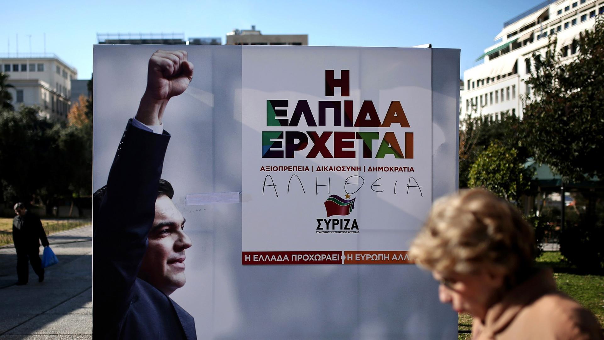 Eine Frau geht in Athen an einem Wahlplakat der griechischen Partei Syriza vorbei. Eine Frau geht in Athen an einem Wahlplakat der griechischen Partei Syriza vorbei.