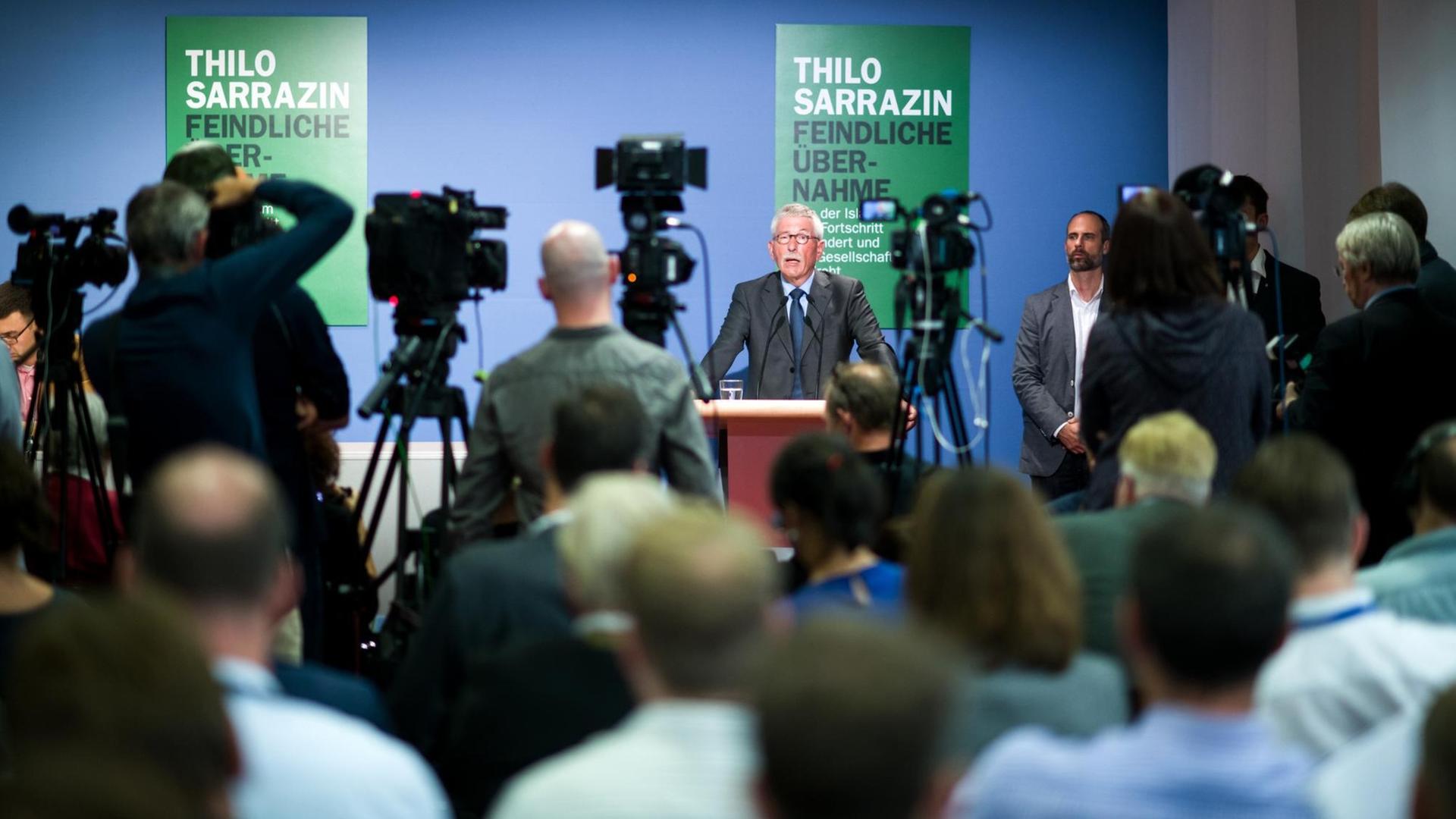 Thilo Sarrazin stellt bei einer Pressekonferenz in Berlin sein neues Buch "Feindliche Übernahme - Wie der Islam den Fortschritt behindert und die Gesellschaft bedroht" vor, aufgenommen am 30. August 2018 Thilo Sarrazin stellt bei einer Pressekonferenz in Berlin sein neues Buch "Feindliche Übernahme - Wie der Islam den Fortschritt behindert und die Gesellschaft bedroht" vor, aufgenommen am 30. August 2018