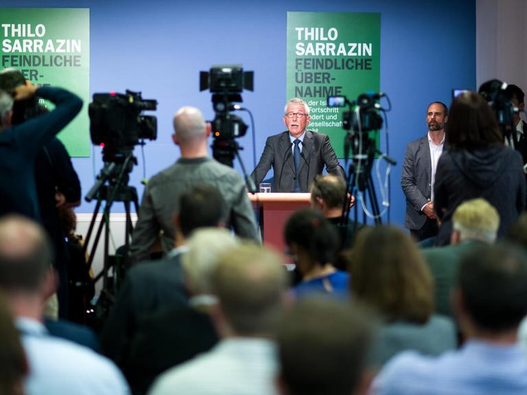 Thilo Sarrazin stellt bei einer Pressekonferenz in Berlin sein neues Buch "Feindliche Übernahme - Wie der Islam den Fortschritt behindert und die Gesellschaft bedroht" vor, aufgenommen am 30. August 2018