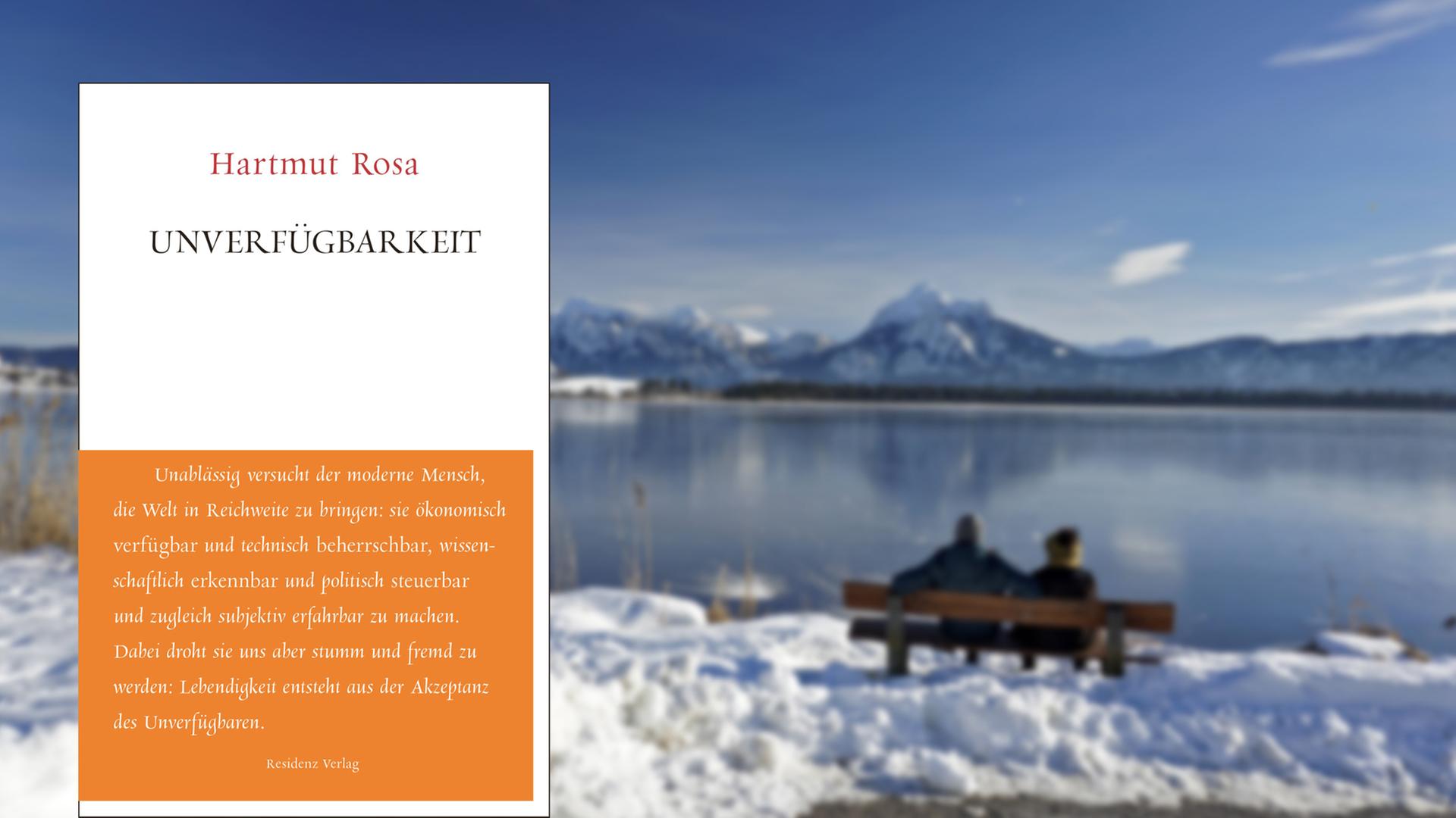 Cover des Buchs "Unverfügbarkeit" von Hartmut Rosa vor dem Hintergrund einer Schneelandschaft mit See und zwei Personen auf einer Bank an einem See, am anderen Ufer sind Berge zu sehen, es liegt Schnee. Cover des Buchs "Unverfügbarkeit" von Hartmut Rosa vor dem Hintergrund einer Schneelandschaft mit See und zwei Personen auf einer Bank an einem See, am anderen Ufer sind Berge zu sehen, es liegt Schnee.