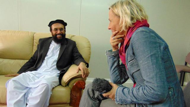 Korrespondentin Sandra Petersmann im Gespräch mit dem Gouverneur von Kundus, Asadullah Omarkhel.