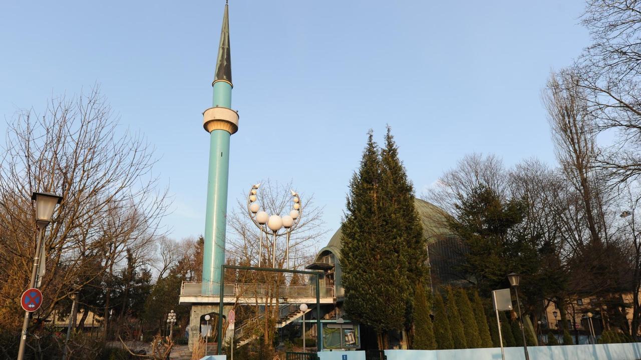 Das islamische Zentrum München mit seinem hellblauen Minarett ist auf der anderen Straßenseite zu sehen.