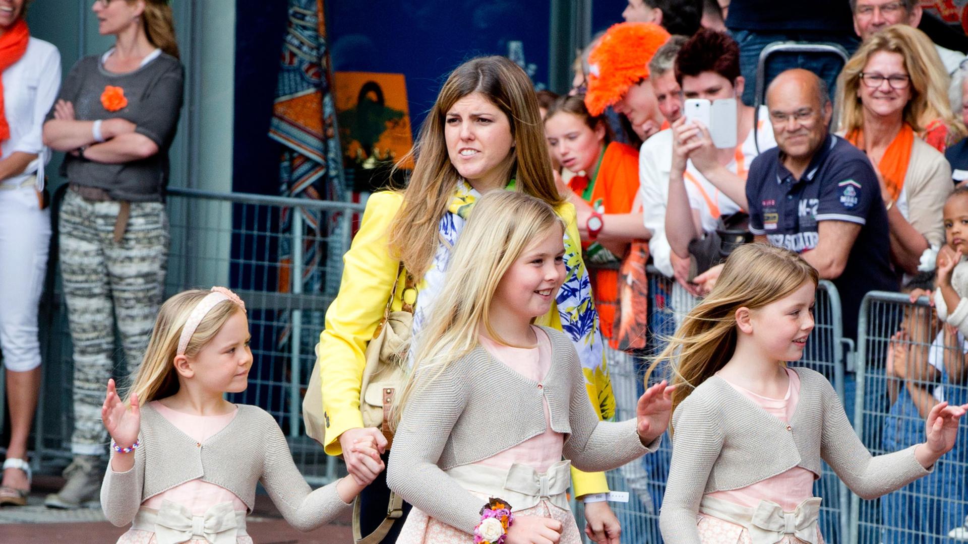 Die niederländischen Prinzessinnen Amalia, Alexia und Ariane mit einem Kindermädchen am Königstag in De Rijp. Die niederländischen Prinzessinnen Amalia, Alexia und Ariane mit einem Kindermädchen am Königstag in De Rijp.