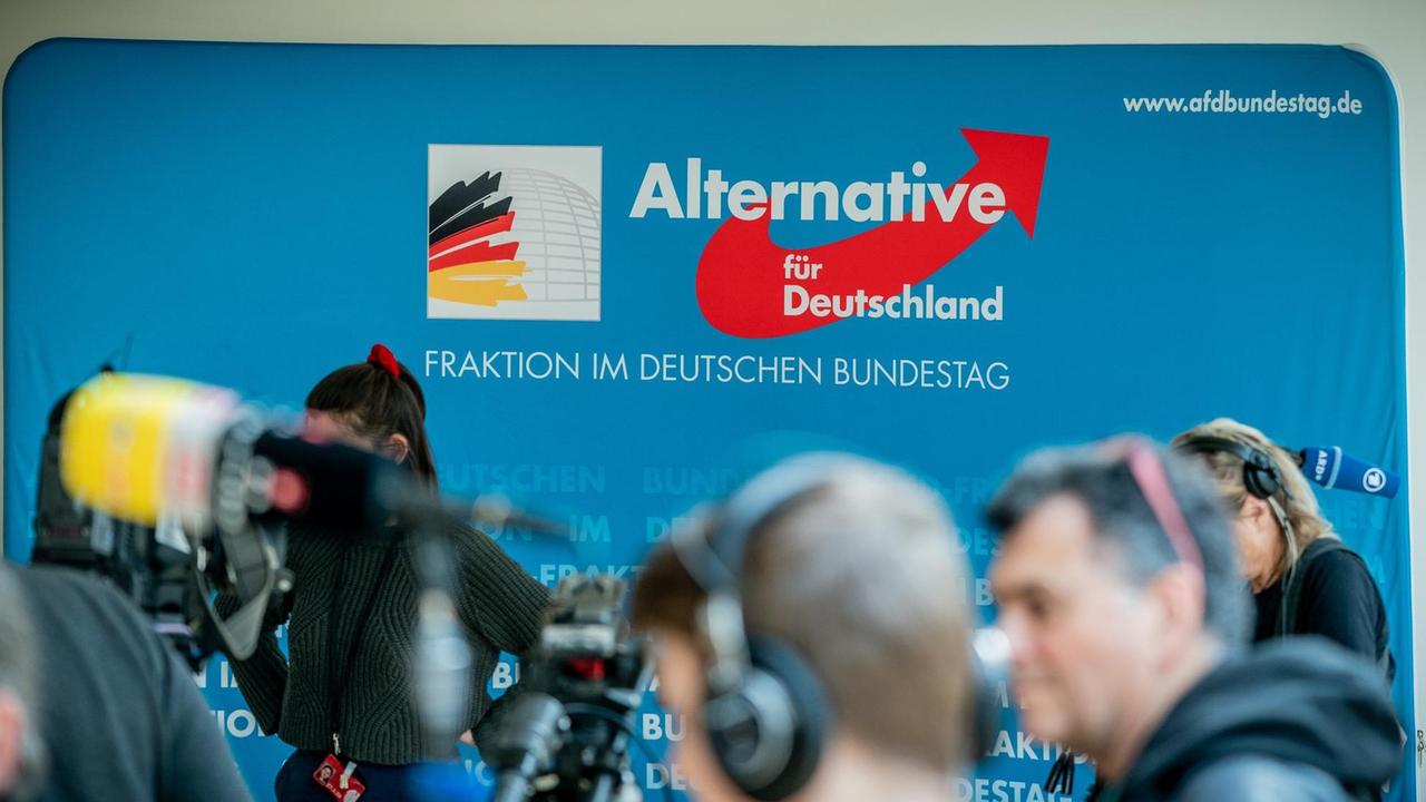 Journalisten warten vor der Medienwand der AfD im Bundestag auf ein Statement der Parteivorsitzenden Journalisten warten vor der Medienwand der AfD im Bundestag auf ein Statement der Parteivorsitzenden