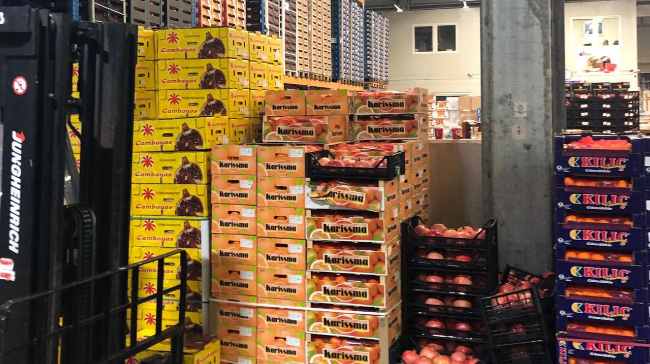 Gestapelte Obstpaletten. Gestapelte Obstpaletten.