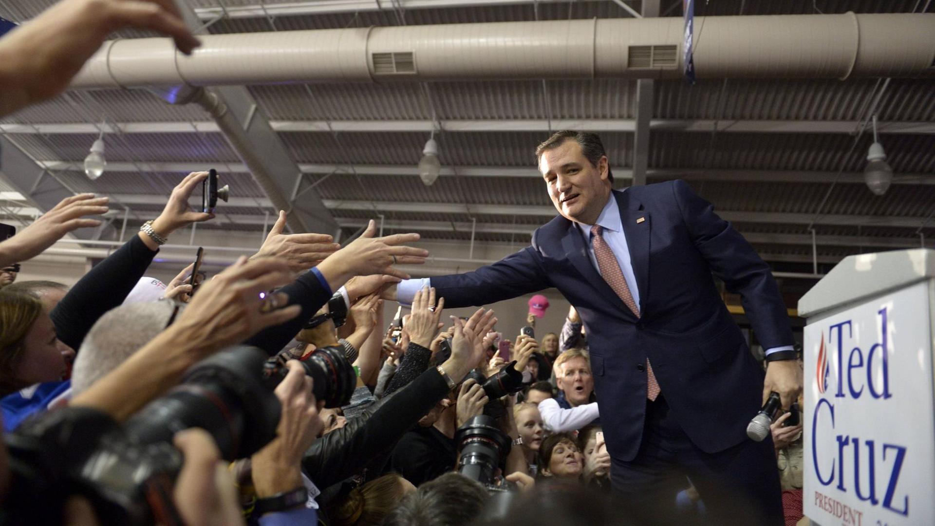 Ted Cruz freut sich über seinen Sieg bei den US-Vorwahlen der Republikaner in Iowa. Ted Cruz freut sich über seinen Sieg bei den US-Vorwahlen der Republikaner in Iowa.