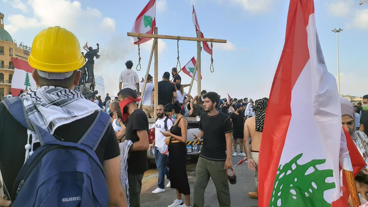 Proteste mit smbolischem Galgen gegen die Regierung in den Straßen Beiruts Proteste mit smbolischem Galgen gegen die Regierung in den Straßen Beiruts