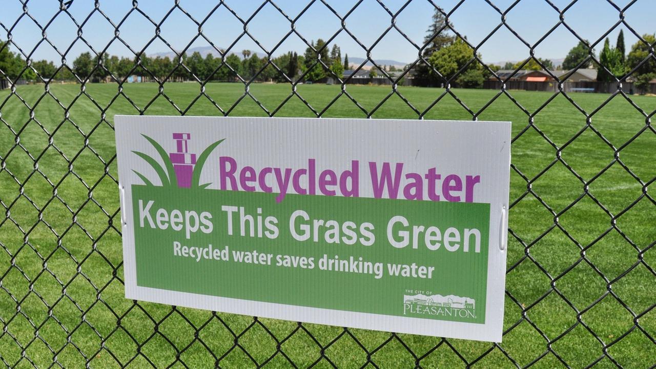 Ein Schild, das auf wiederverwendetes Wasser hinweist. Ein Schild, das auf wiederverwendetes Wasser hinweist.