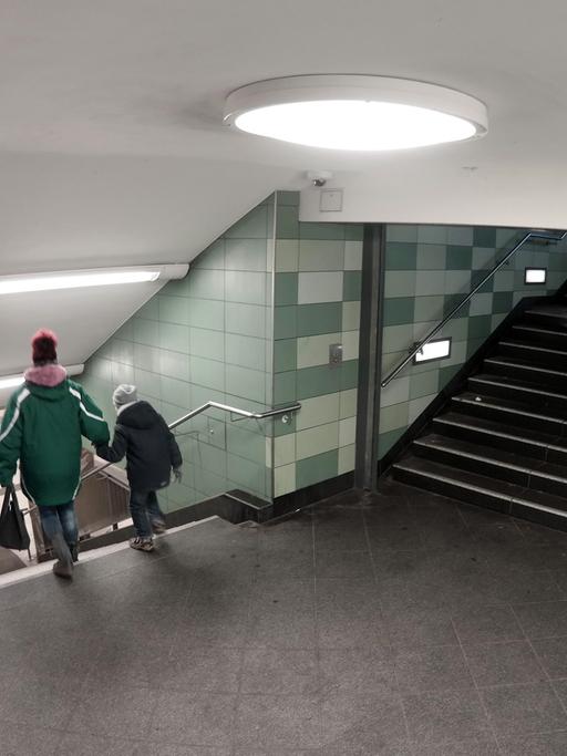 Treppen im U-Bahnhof Hermannstraße in Berlin-Neukölln: Hier wurde eine Frau brutal von hinten die Treppe hinunter gestoßen.