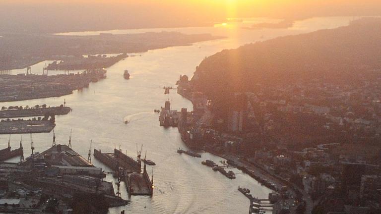 Stein des Anstoßes vor Gericht: die Elbe - und ihre geplante Vertiefung, hier: im Abendlicht mit Schiffen. Stein des Anstoßes vor Gericht: die Elbe - und ihre geplante Vertiefung, hier: im Abendlicht mit Schiffen.
