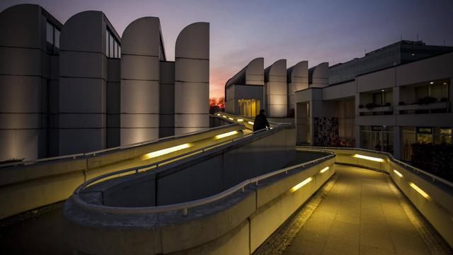 Nächtliche Aufnahme des Museums für Gestaltung in Berlin, in dem sich das Bauhaus-Archiv befindet.
