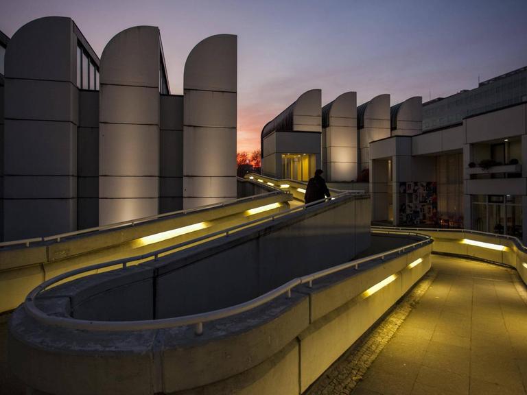 Nächtliche Aufnahme des Museums für Gestaltung in Berlin, in dem sich das Bauhaus-Archiv befindet.