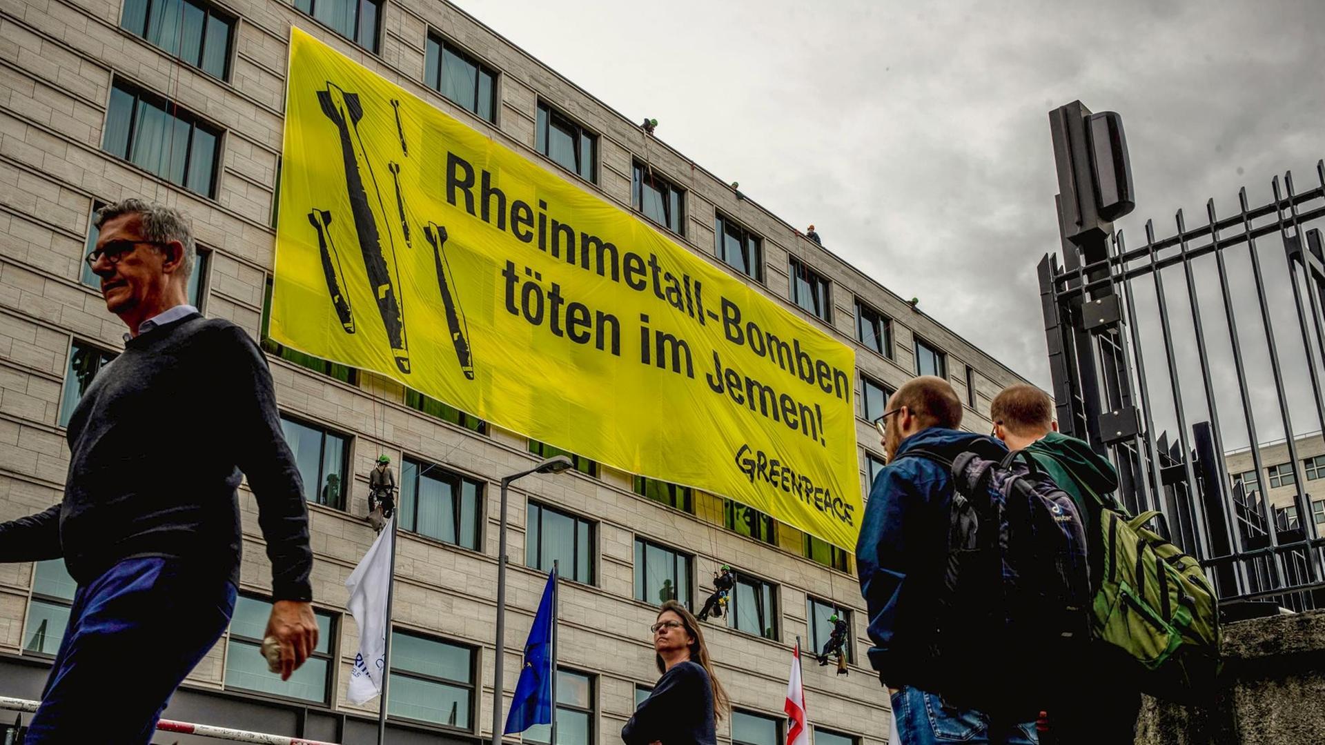 Aktivisten von Greenpeace haben ein Plakat mit der Aufschrift "Rheinmetall-Bomben töten im Jemen!" am Veranstaltungshotel der Rheinmetall Hauptversammlung entrollt. Der Düsseldorfer Konzern hat eine Rüstungs- und eine Autozulieferer-Sparte.