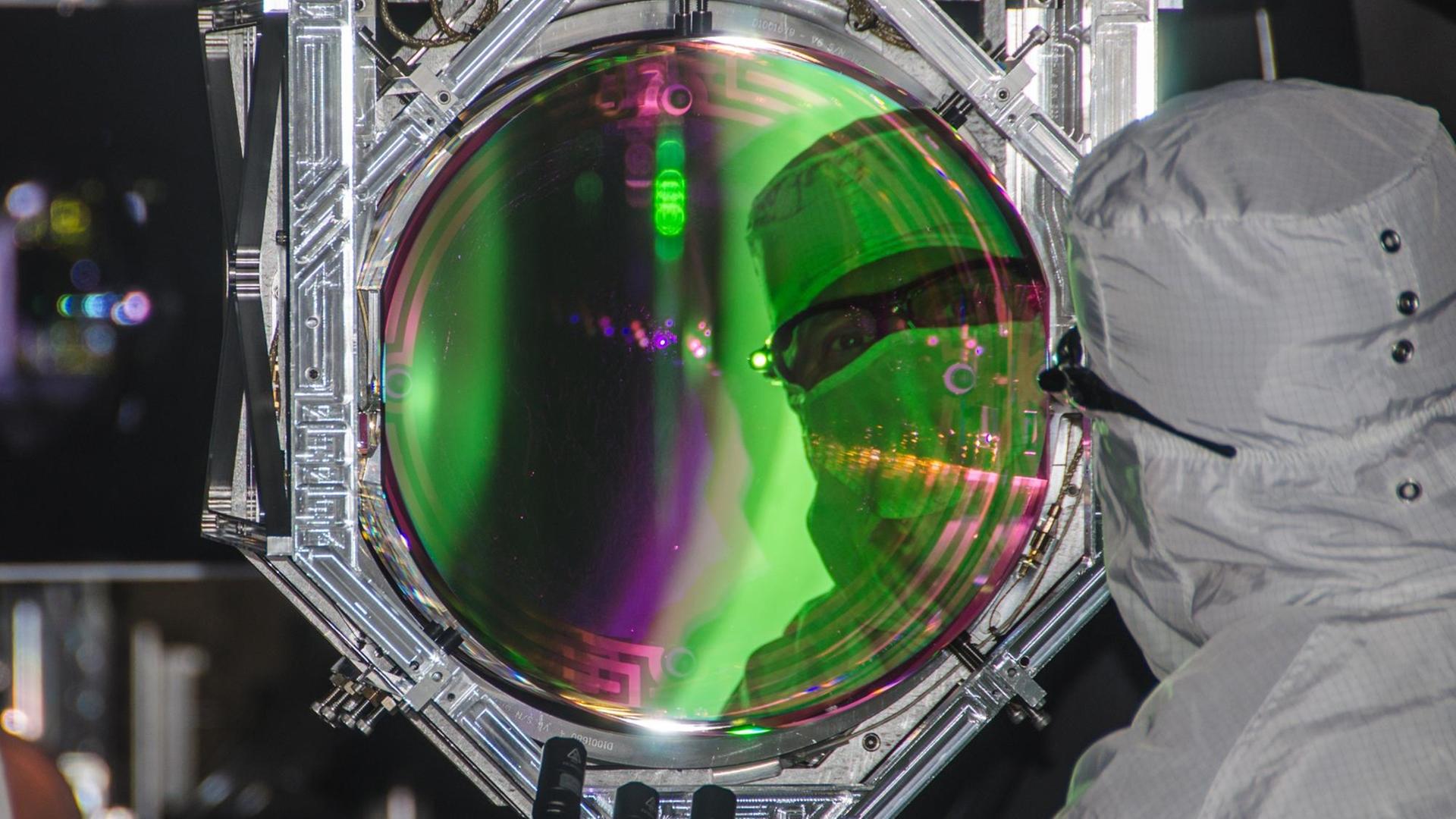 Blick in einen der Spiegel des LIGO-Interferometers in Livingston Blick in einen der Spiegel des LIGO-Interferometers in Livingston
