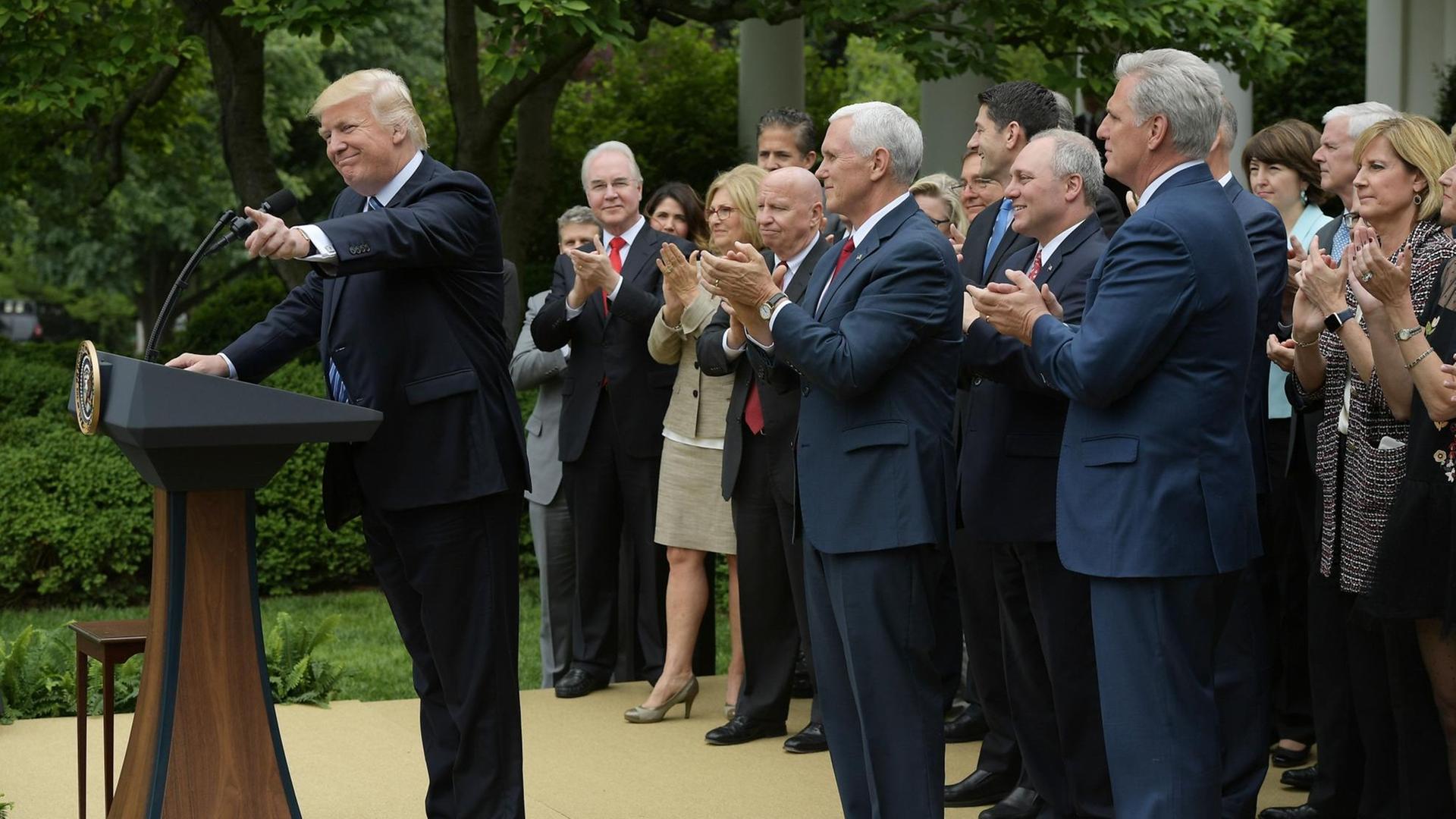 US-Präsident Donald Trump nach der Zustimmung des US-Repräsentantenhauses zur Neufassung von Obamacare (4.5.2017). US-Präsident Donald Trump nach der Zustimmung des US-Repräsentantenhauses zur Neufassung von Obamacare (4.5.2017).