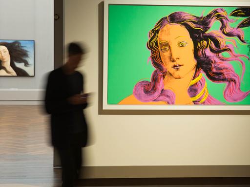 Die Werke Venus von Yin Xin (l.) und von Andy Warhol in der Ausstellung "The Botticelli Renaissance" in der Gemäldegalerie in Berlin. Die Ausstellung kann vom 24. September 2015 bis zum 24. Januar 2016 besichtigt werden.