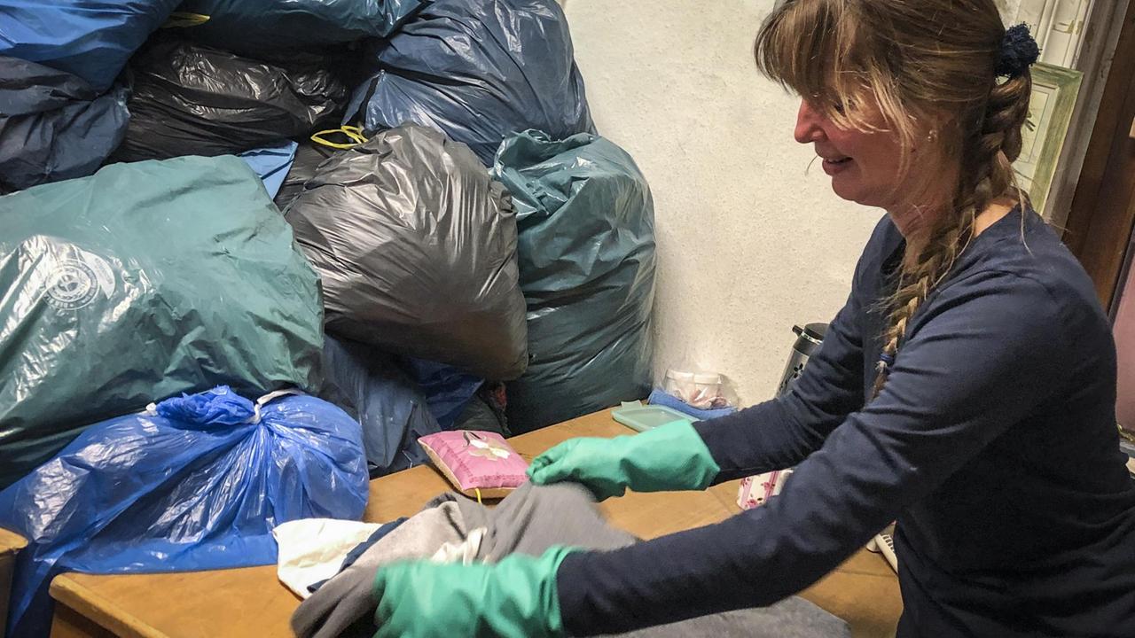 Simone Müller sortiert in der Kleiderkammer der Heilsarmee Kleider. Simone Müller sortiert in der Kleiderkammer der Heilsarmee Kleider.