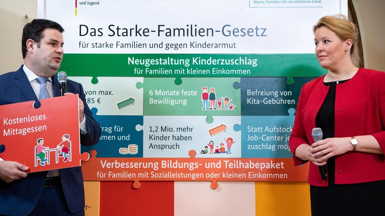 Franziska Giffey (r), Bundesfamilienministerin, und Hubertus Heil (l, beide SPD), Bundesminister für Arbeit und Soziales, stellen bei einer Pressekonferenz im "ZukunftsHaus Wedding" das "Starke-Familien-Gesetz" vor, das Familien mit kleinen Einkommen stärken und Kinderarmut bekämpfen soll. Franziska Giffey (r), Bundesfamilienministerin, und Hubertus Heil (l, beide SPD), Bundesminister für Arbeit und Soziales, stellen bei einer Pressekonferenz im "ZukunftsHaus Wedding" das "Starke-Familien-Gesetz" vor, das Familien mit kleinen Einkommen stärken und Kinderarmut bekämpfen soll.