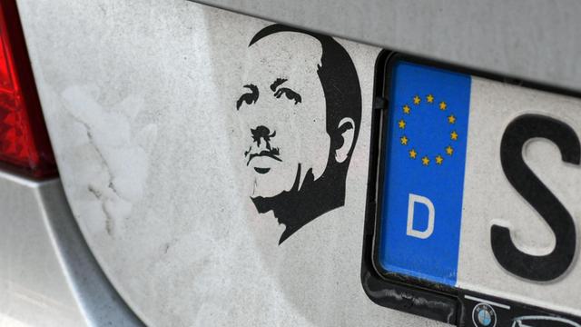 Ein Aufkleber mit dem Konterfei des türkischen Präsidenten Recep Tayyip Erdogan neben dem hinteren Kennzeichen auf einem Auto.
