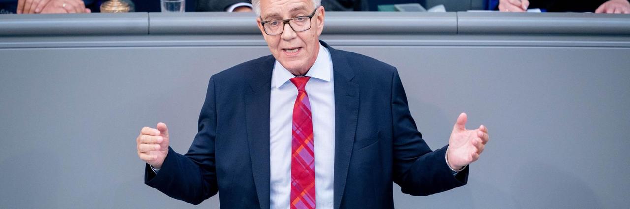 Dietmar Bartsch, Fraktionsvorsitzender der Partei Die Linke, spricht bei der Generaldebatte im Deutschen Bundestag. Dietmar Bartsch, Fraktionsvorsitzender der Partei Die Linke, spricht bei der Generaldebatte im Deutschen Bundestag.