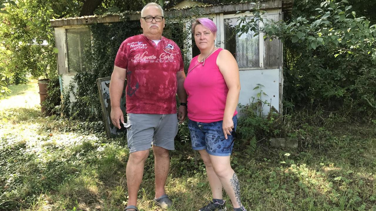 Annett Harpke, Vorsitzende des Kleingartenvereins in Niederndodeleben in Sachsen-Anhalt, und ihr Stellvertreter Rolf Schwahn Annett Harpke, Vorsitzende des Kleingartenvereins in Niederndodeleben in Sachsen-Anhalt, und ihr Stellvertreter Rolf Schwahn