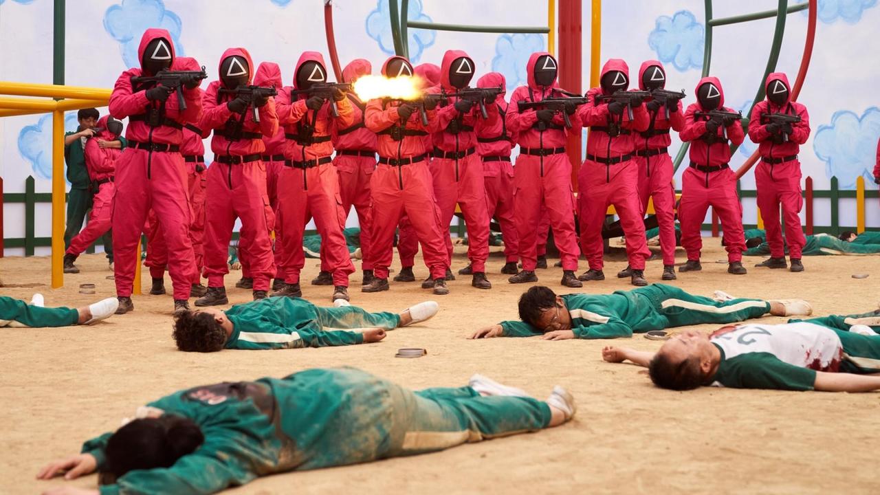 Eine Szenenfoto aus einem Film: Männer in roten Uniformen tragen Maske ...</p>

                        <a href=