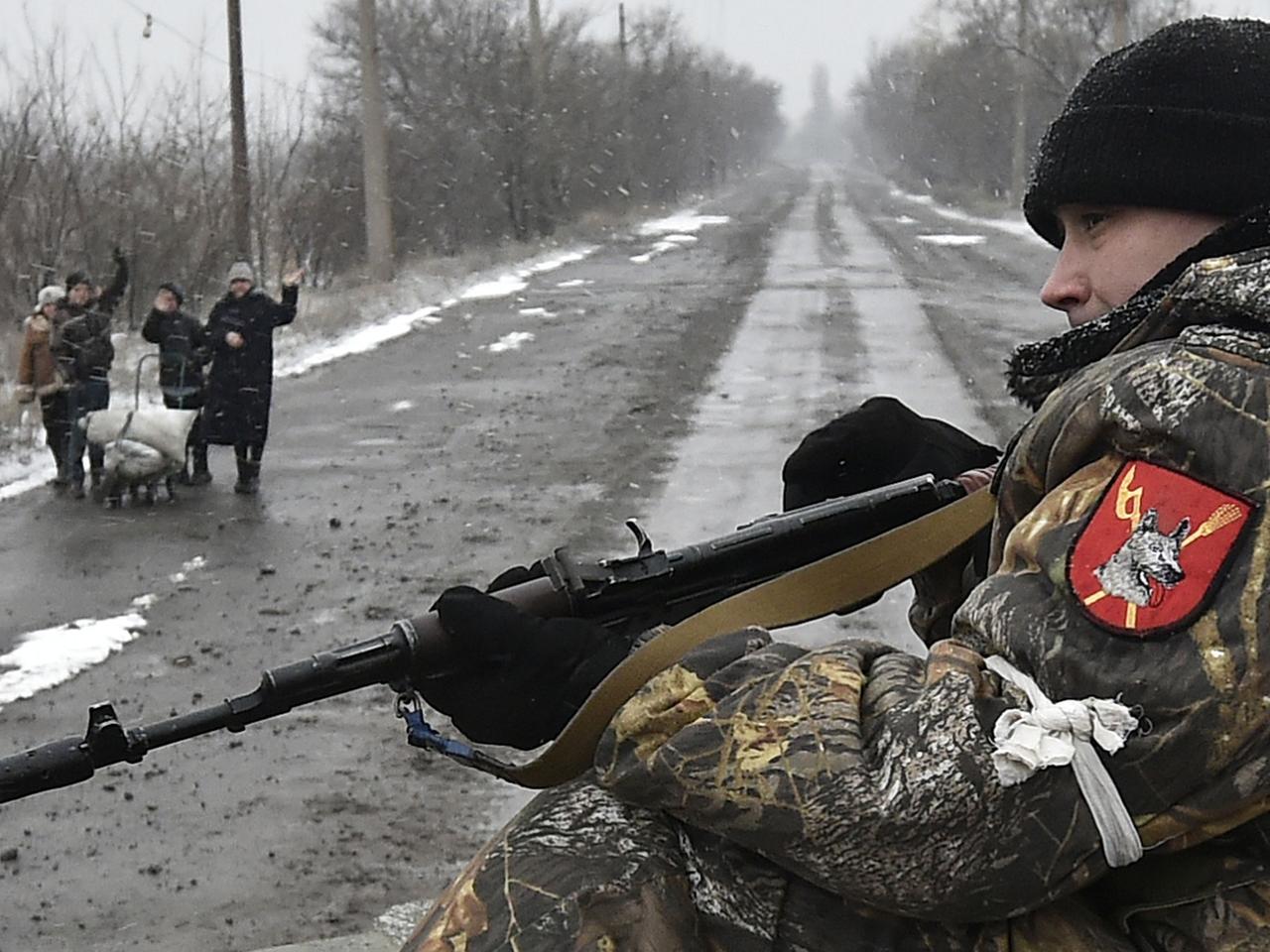 Ein prorussischer Kämpfer mit Gewehr.