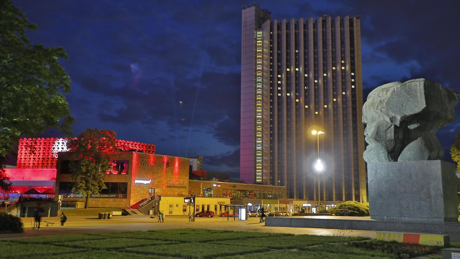 Während der Night of Light am 22. Juni in Chemnitz ist an einem Hotelhochhaus ein Herz zu sehen. Im Vordergrund steht das Karl-Marx-Monument. Während der Night of Light am 22. Juni in Chemnitz ist an einem Hotelhochhaus ein Herz zu sehen. Im Vordergrund steht das Karl-Marx-Monument.
