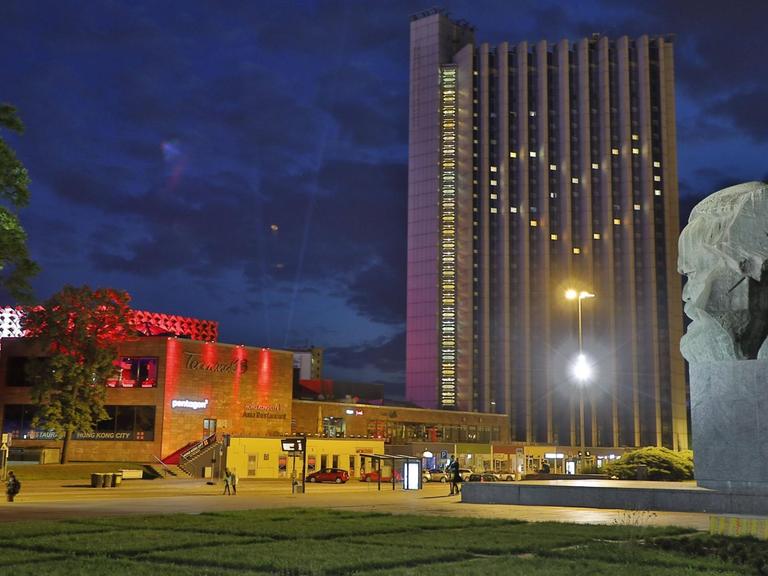 Während der Night of Light am 22. Juni in Chemnitz ist an einem Hotelhochhaus ein Herz zu sehen. Im Vordergrund steht das Karl-Marx-Monument.
