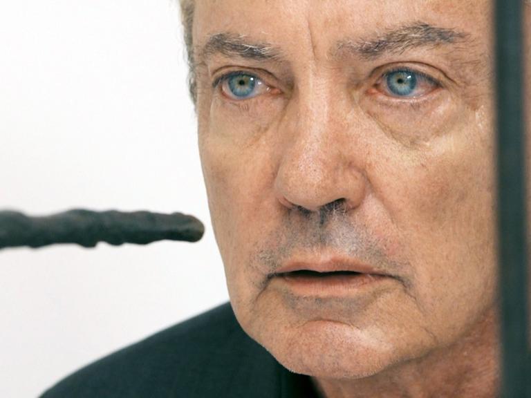 Schauspieler Udo Kier schaut sich im Museum Ludwig in Köln "Die Nase" des Künstlers Giacometti an (undatierte Aufnahme). Der Film "Arteholic" startet am 16.10.2014 in den Kinos.