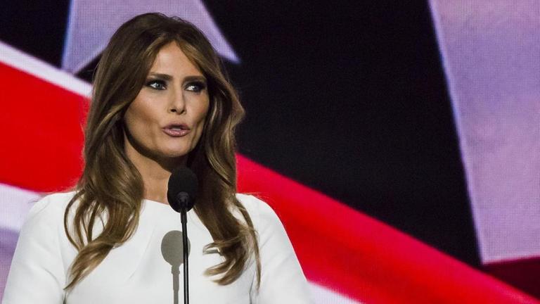 Melania Trump steht am Podium und hält eine Rede Melania Trump steht am Podium und hält eine Rede