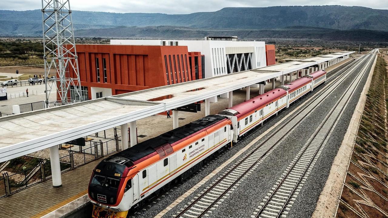 Der Mai Mahiu-Bahnhof in Kenia liegt auf der Strecke zwischen Nairobi und Naivasha, die vom chinesischen Investor China Communications Construction gebaut und im September 2019 fertiggestellt wurde. Der Mai Mahiu-Bahnhof in Kenia liegt auf der Strecke zwischen Nairobi und Naivasha, die vom chinesischen Investor China Communications Construction gebaut und im September 2019 fertiggestellt wurde.