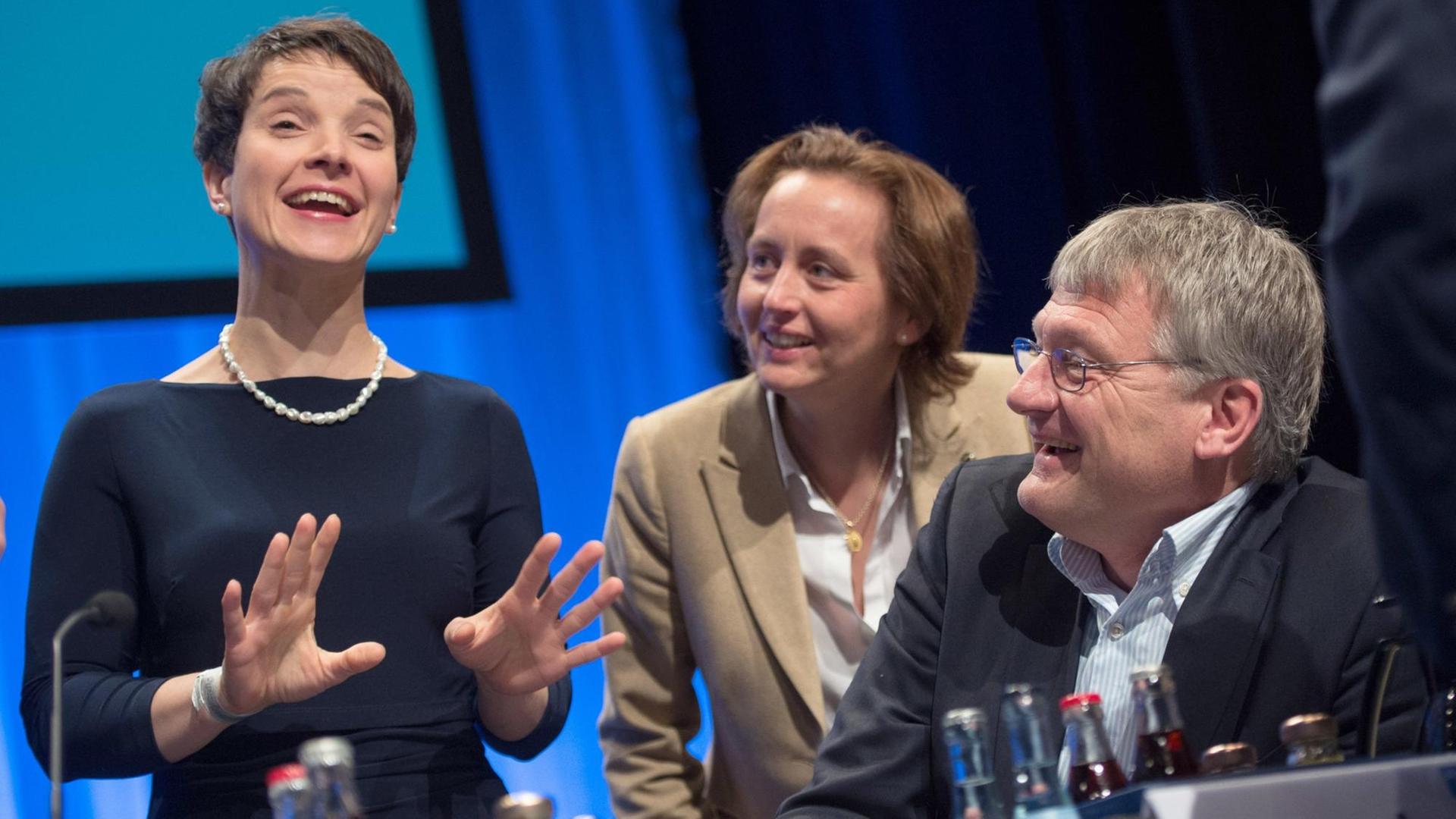Frauke Petry, Beatrix von Storch und Jörg Meuthen unterhalten sich auf dem AfD-Parteitag, alle drei lächeln. Frauke Petry, Beatrix von Storch und Jörg Meuthen unterhalten sich auf dem AfD-Parteitag, alle drei lächeln.