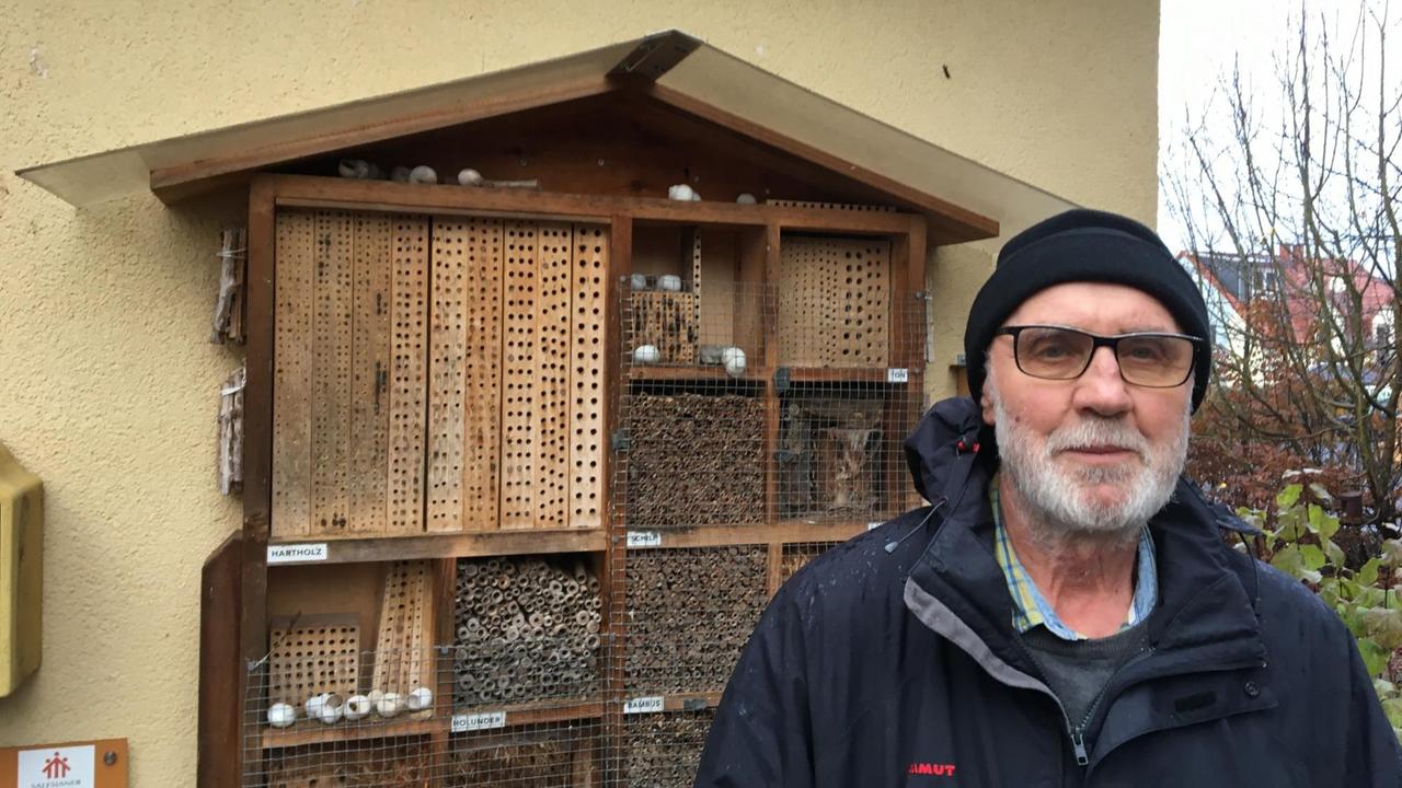 Vogelforscher Dr. Karl-Heinz Schmidt vor seinem Insektenhotel.