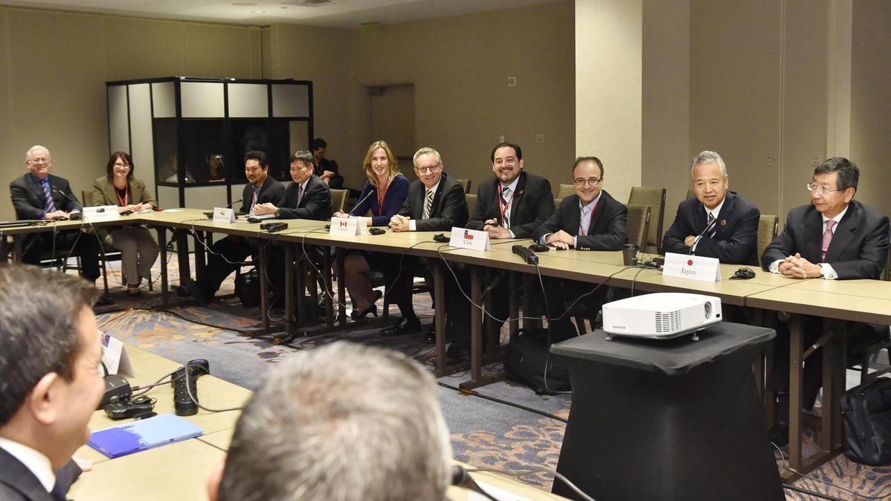 Die Vertreter der Pazifik-Anrainer sitzen in Atlanta an einem Tisch und beraten über letzte Details des Freihandelsabkommens