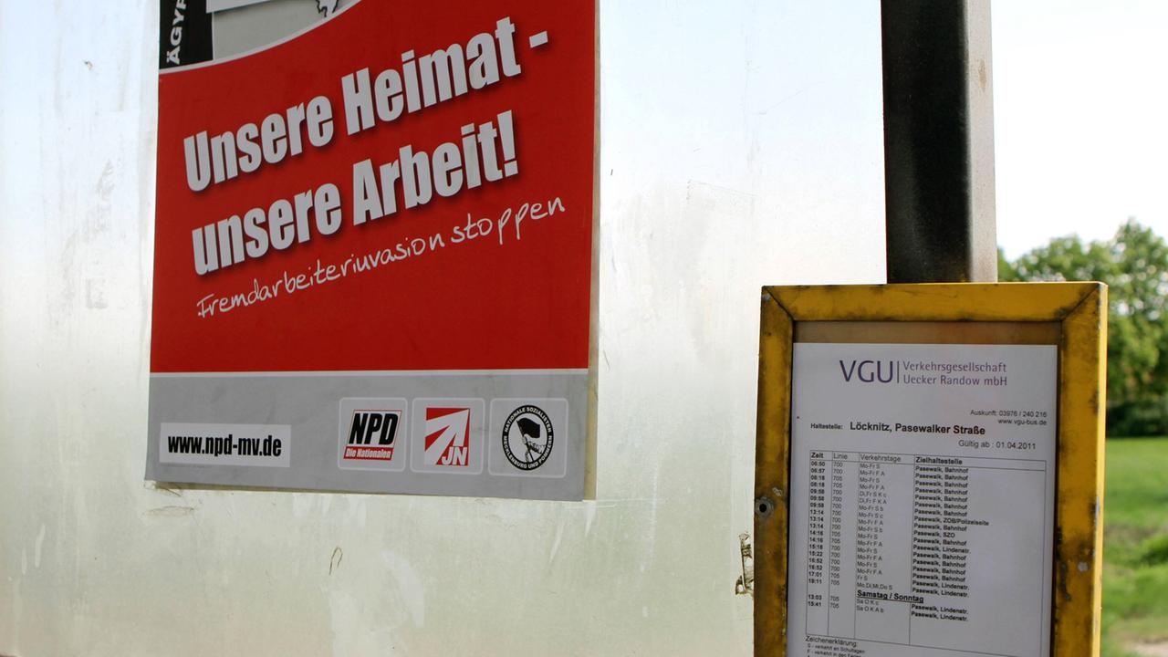 NPD-Werbung an einer Bushaltestelle in Löcknitz im Landkreis Uecker Randow (2011). "Unsere Heimat - unsere Arbeit! Fremdeninvasion stoppen" steht auf dem Wahlplakat.