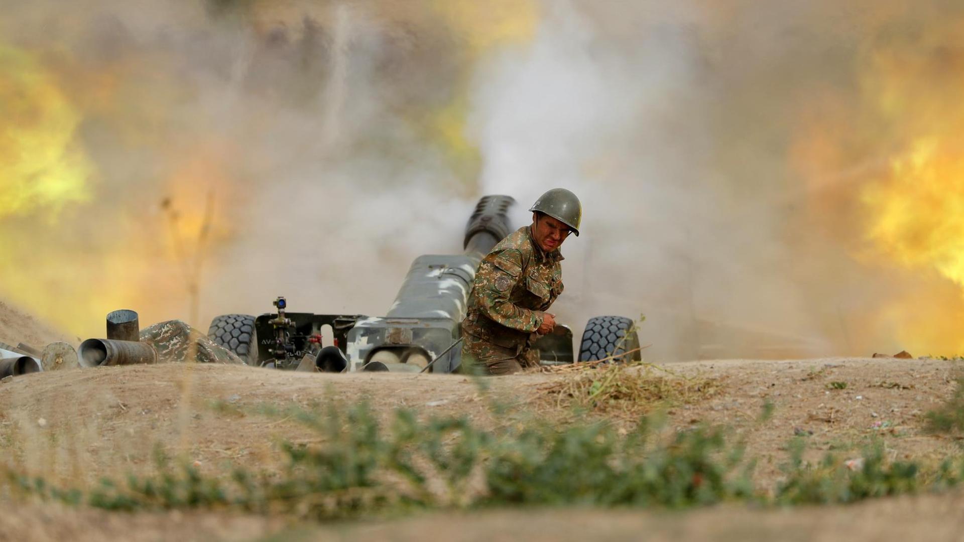 Das Foto des armenischen Verteidigungsministeriums zeigt armenisch-stämmige Einheiten in Berg-Karabach, die Artillerie in Richtung aserbaidschanischer Truppen feuern. Das Foto des armenischen Verteidigungsministeriums zeigt armenisch-stämmige Einheiten in Berg-Karabach, die Artillerie in Richtung aserbaidschanischer Truppen feuern.