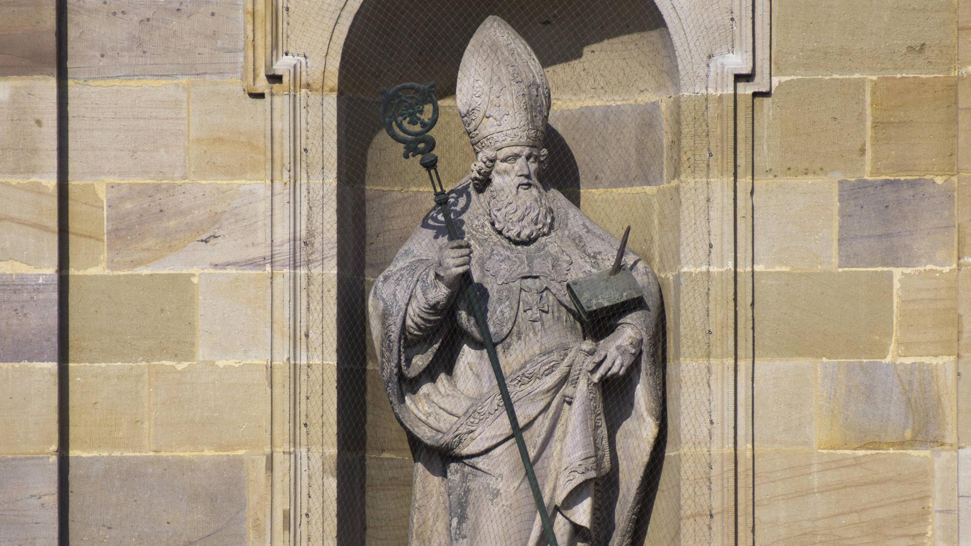 Figur des Bonifatius am Hauptportal des Doms St. Salvator zu Fulda