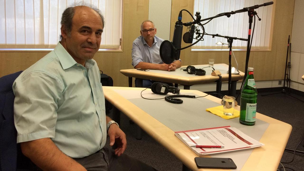 Haci Halil Uslucan (links) und Dietrich Schulze-Marmeling in einem Studio des Deutschlandfunks. Haci Halil Uslucan (links) und Dietrich Schulze-Marmeling in einem Studio des Deutschlandfunks.