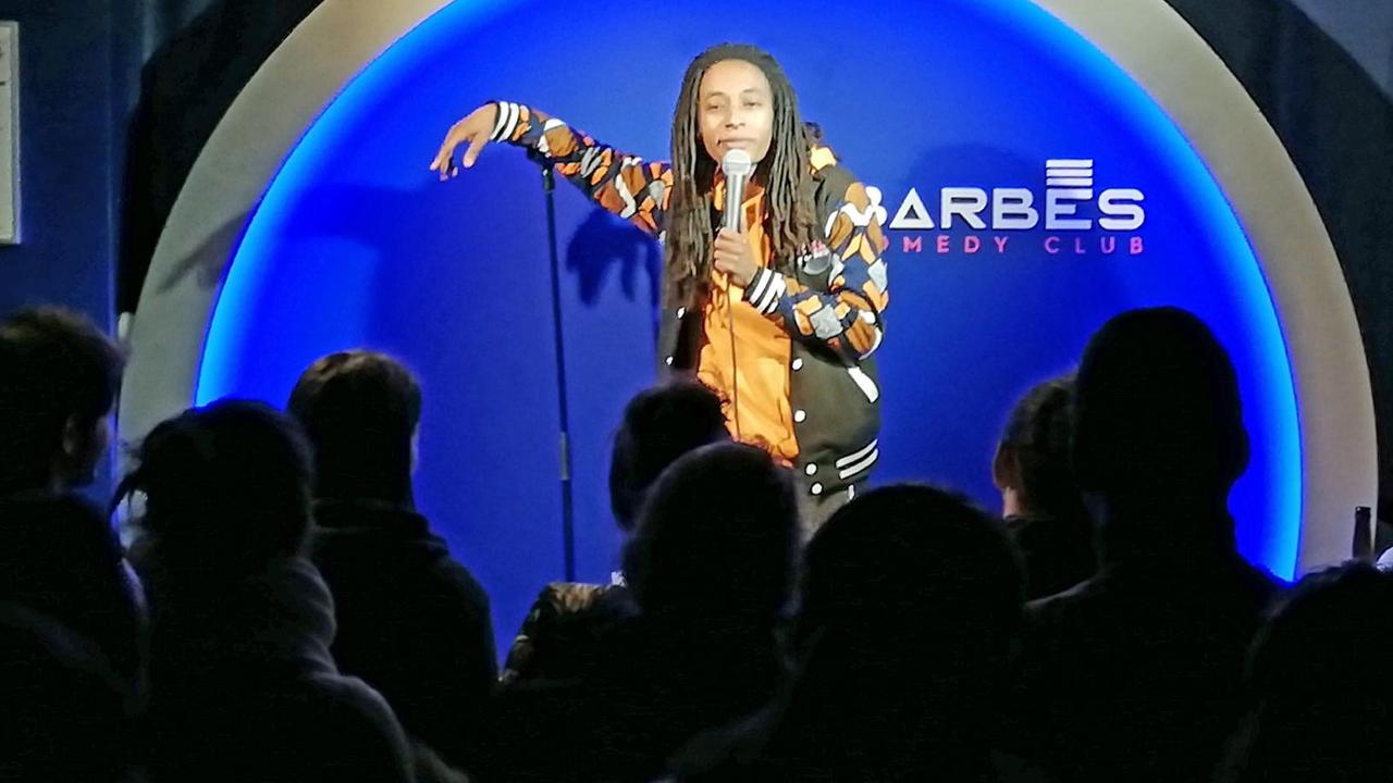 Shirley Souagnon in ihrem Barbès Comedy Club