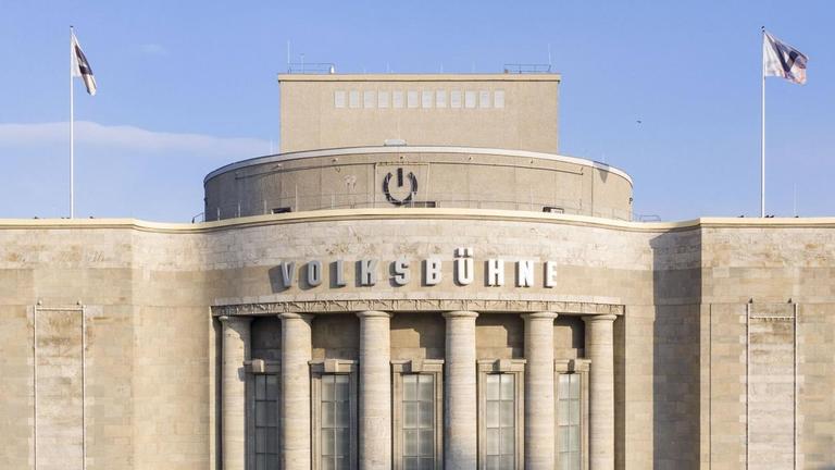 Ansicht der Volksbühne Berlin, oben am Theater ist ein großer Einschaltknopf angebracht. Ansicht der Volksbühne Berlin, oben am Theater ist ein großer Einschaltknopf angebracht.