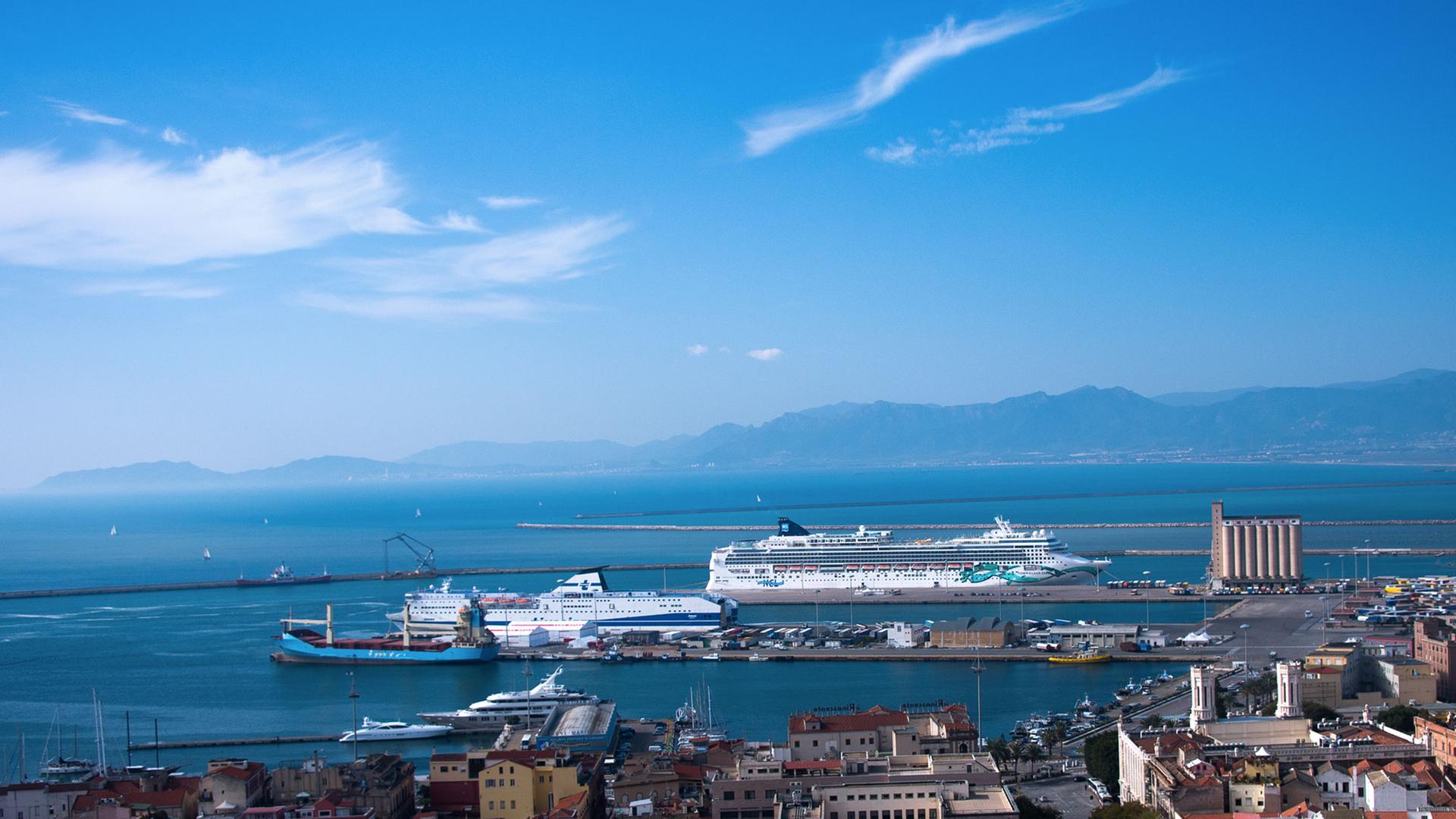 Kreuzfahrtschiffe am Hafen von Cagliari in Sardinien Kreuzfahrtschiffe am Hafen von Cagliari in Sardinien