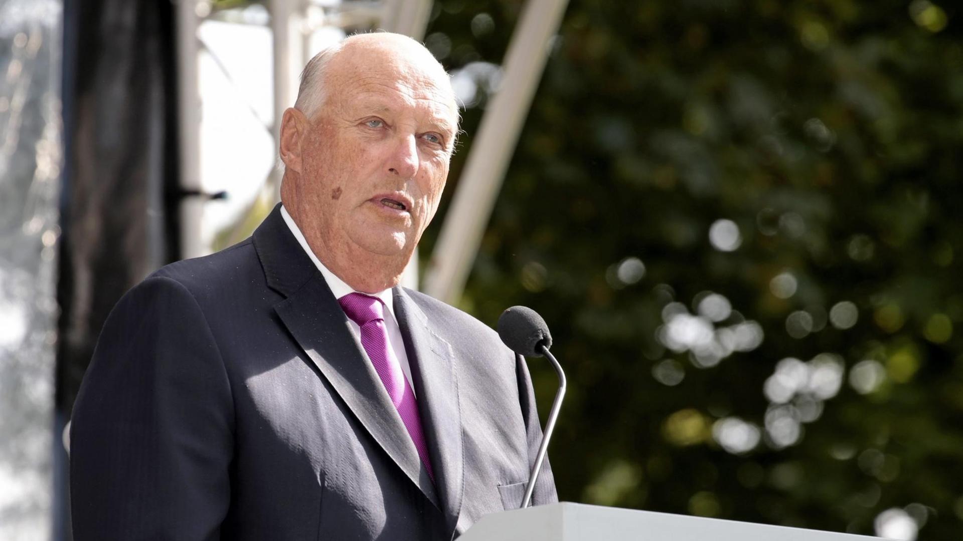 König Harald spricht in ein Mikrofon König Harald spricht in ein Mikrofon