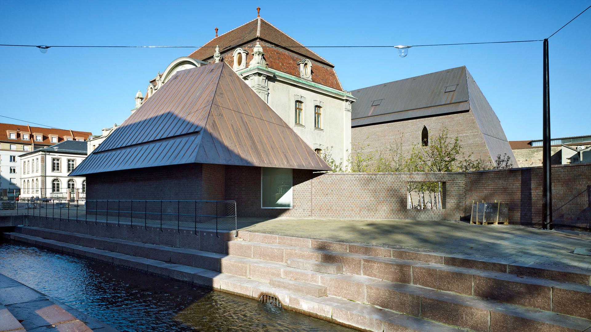 Modernes und historisches Gebäude an einem kleinen Kanal