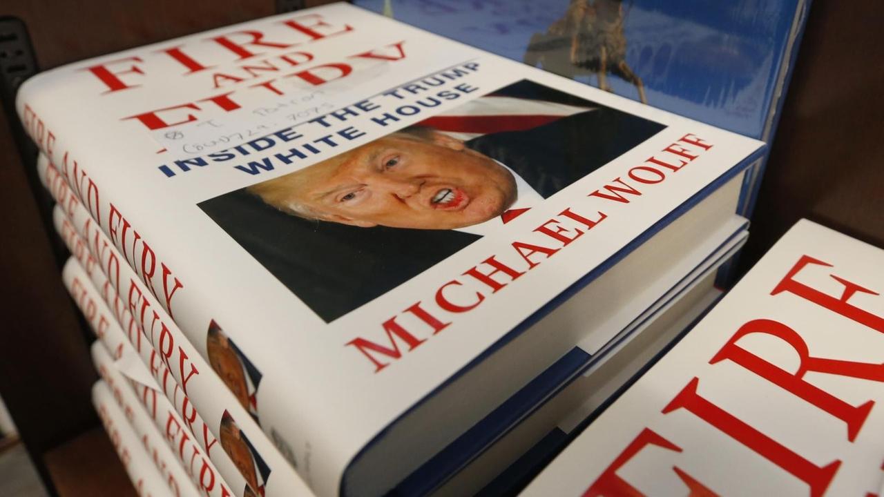 Ein Stapel mit Ausgaben von "Fire and Fury"-Büchern. Ein Stapel mit Ausgaben von "Fire and Fury"-Büchern.
