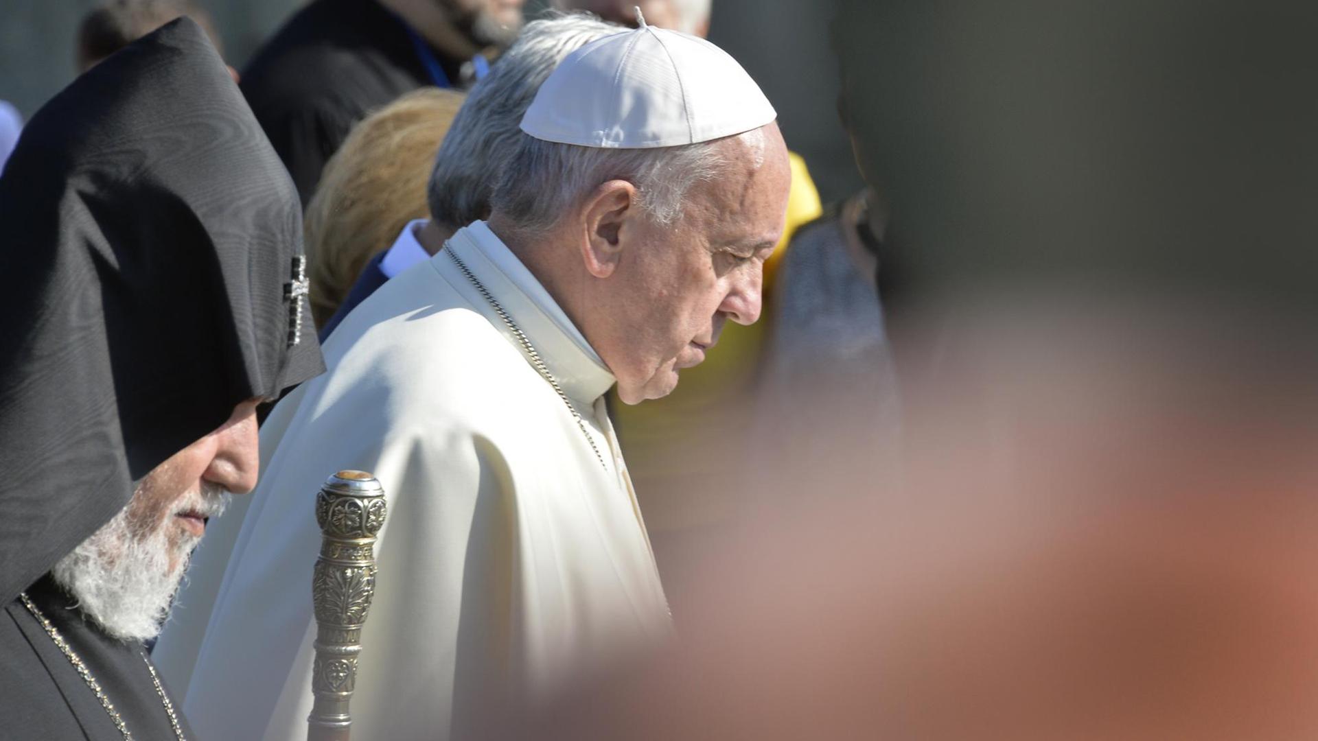 Papst Franziskus und das Oberhaupt der apostolisch-armenischen Kirche, Katholikos Karekin II., besuchen das Genozid-Mahnmal in der armenischen Hauptstadt Eriwan. Papst Franziskus und das Oberhaupt der apostolisch-armenischen Kirche, Katholikos Karekin II., besuchen das Genozid-Mahnmal in der armenischen Hauptstadt Eriwan.